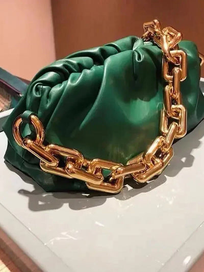 Lederclutch mit goldener Kette