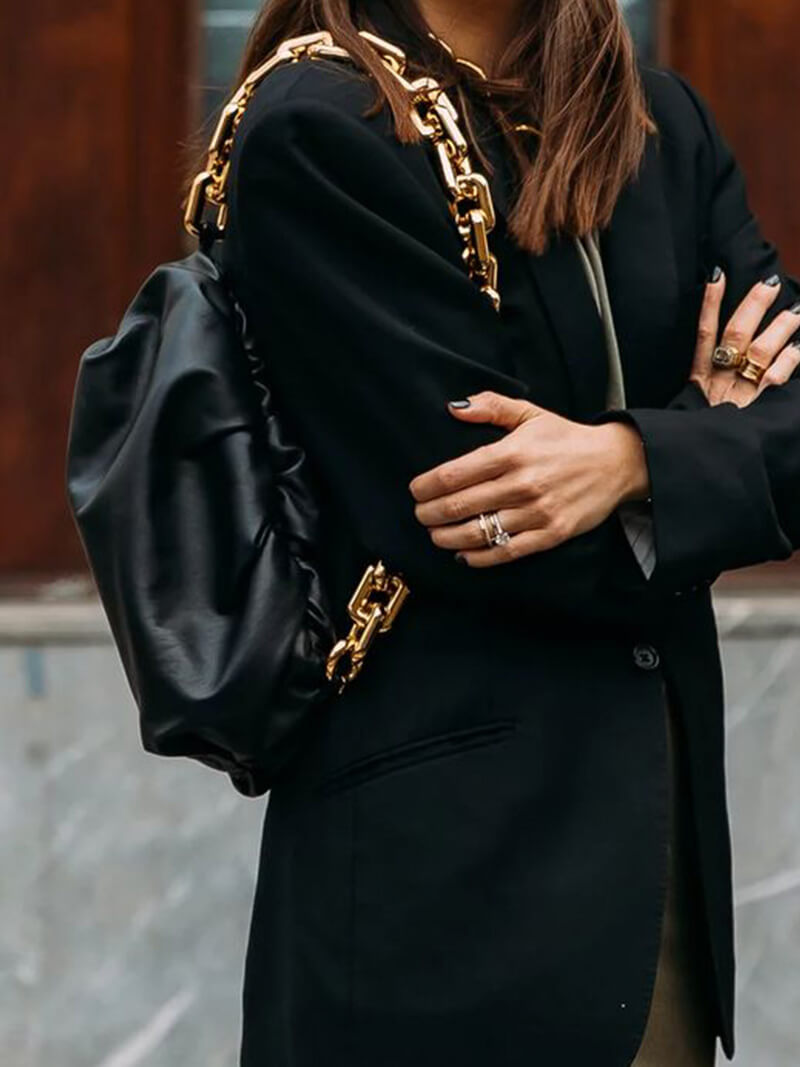 Lederclutch mit goldener Kette