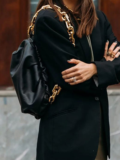 Lederclutch mit goldener Kette