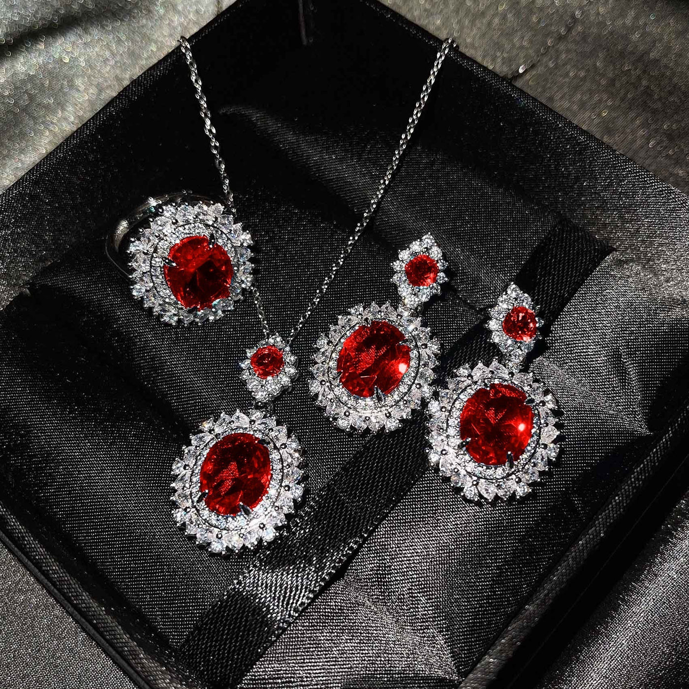 Vespera Aetherin Rot Set | Weißgold