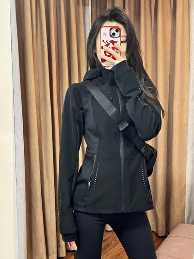 Nerla | Softshell Jacke Mit Kapuze Und Tailliertem Schnitt