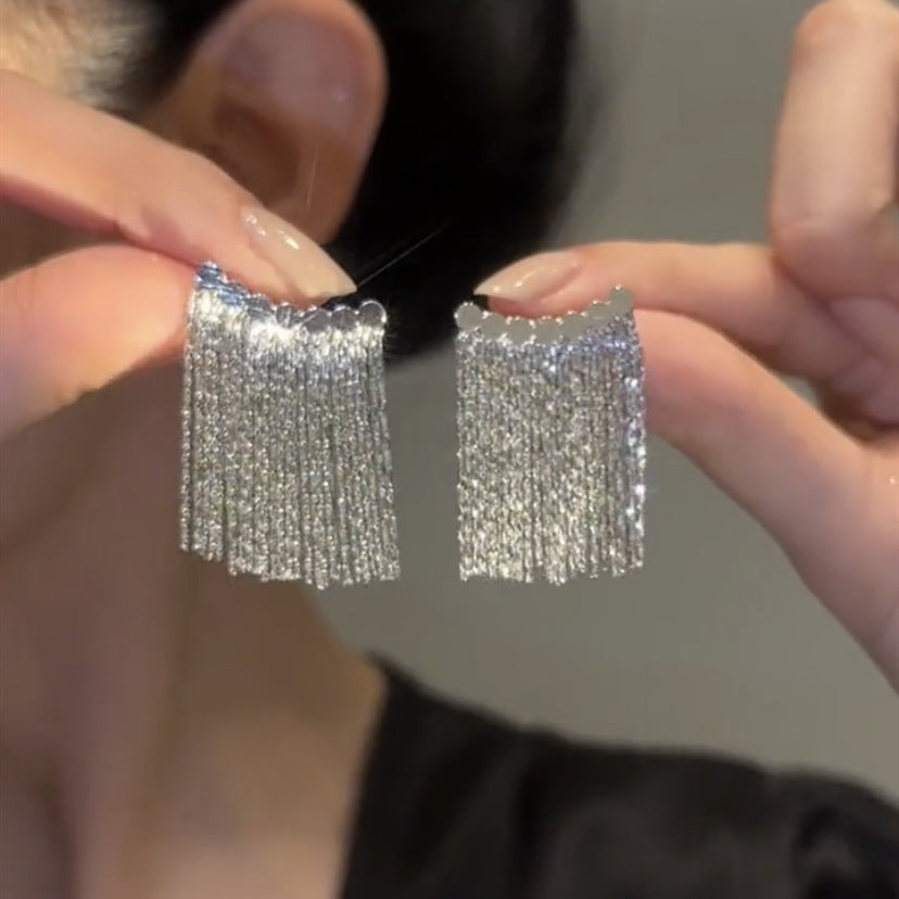 Lange Ohrringe mit geschwungenem Stab und Quaste