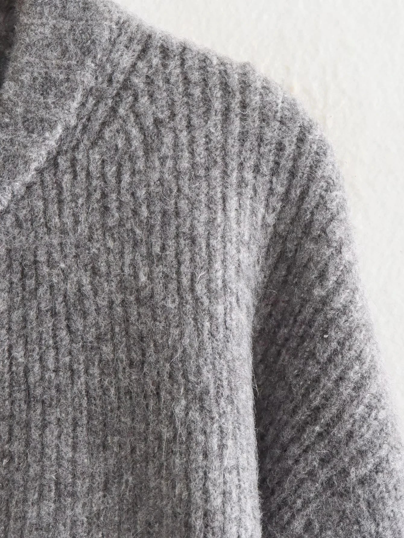 Lorna | Gerippte Rundhals-Strickjacke mit Reißverschluss