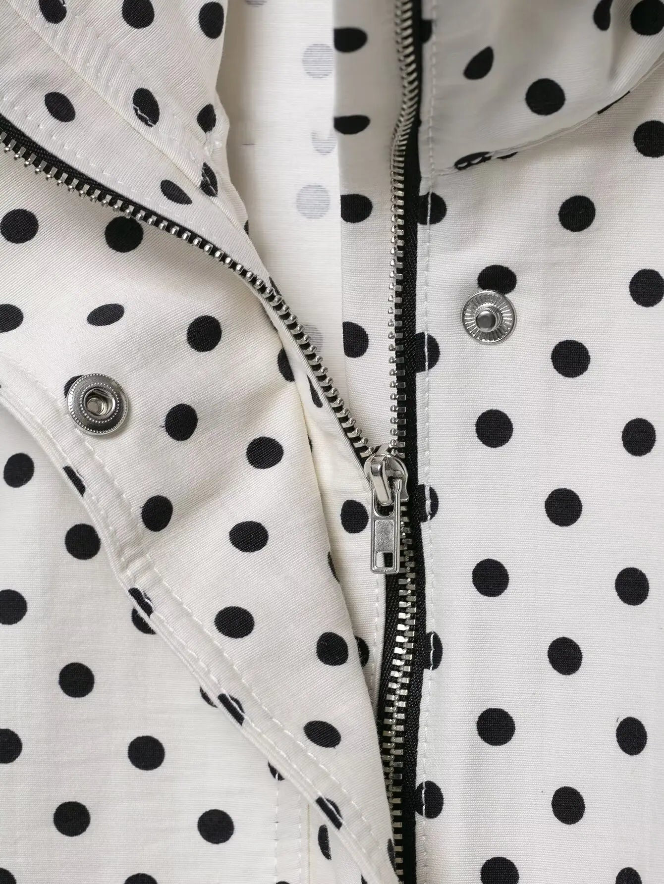 Dotty | Leichte Polka-Dot-Jacke mit Stehkragen &amp; Kordelzug