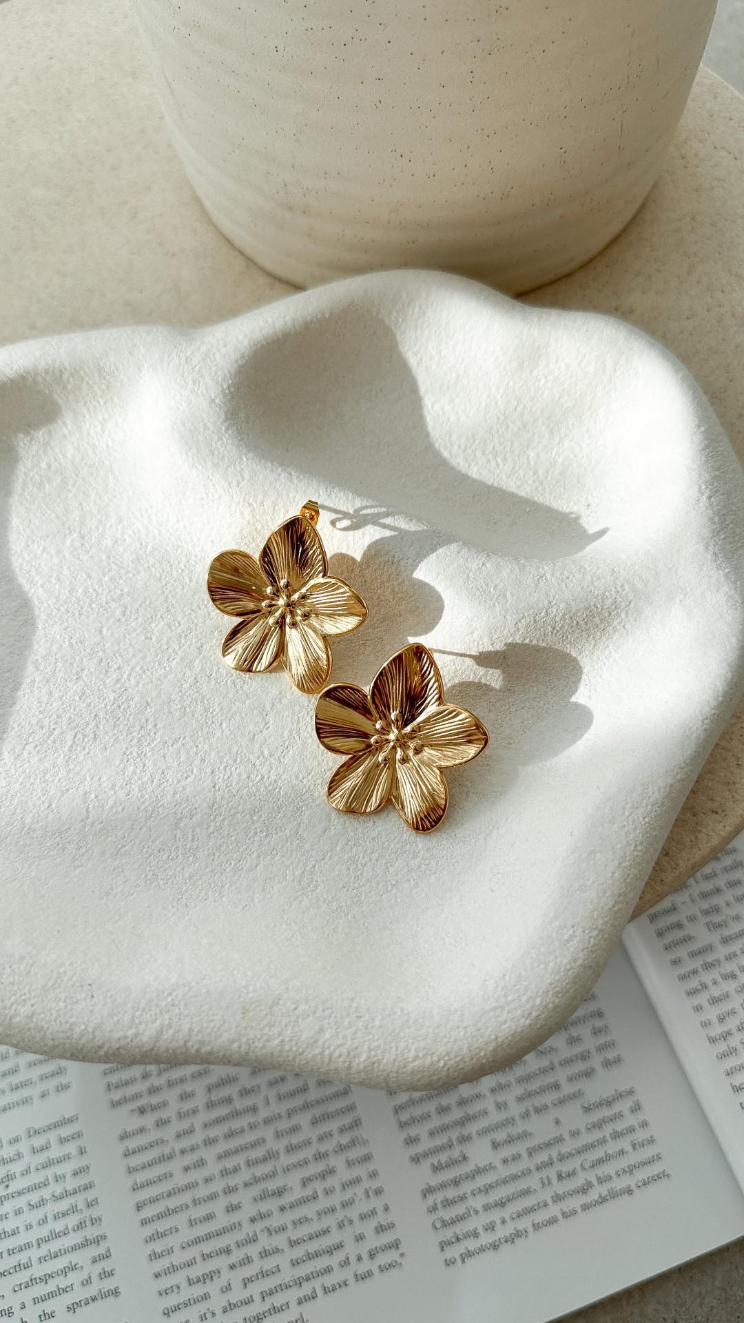 Lexi Gold Plated Flower Earrings – Elegante Blumensooden für Jeden Anlass