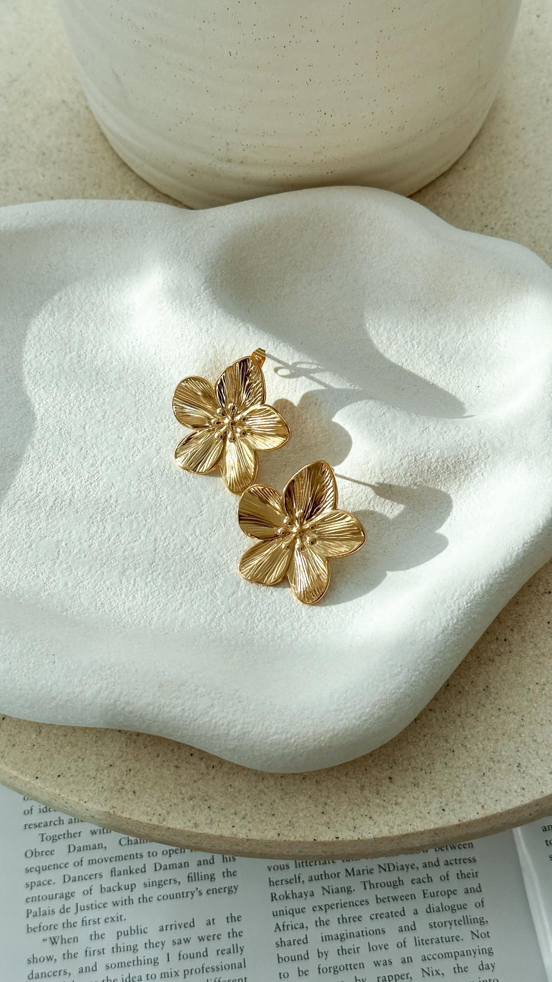 Lexi Gold Plated Flower Earrings – Elegante Blumensooden für Jeden Anlass