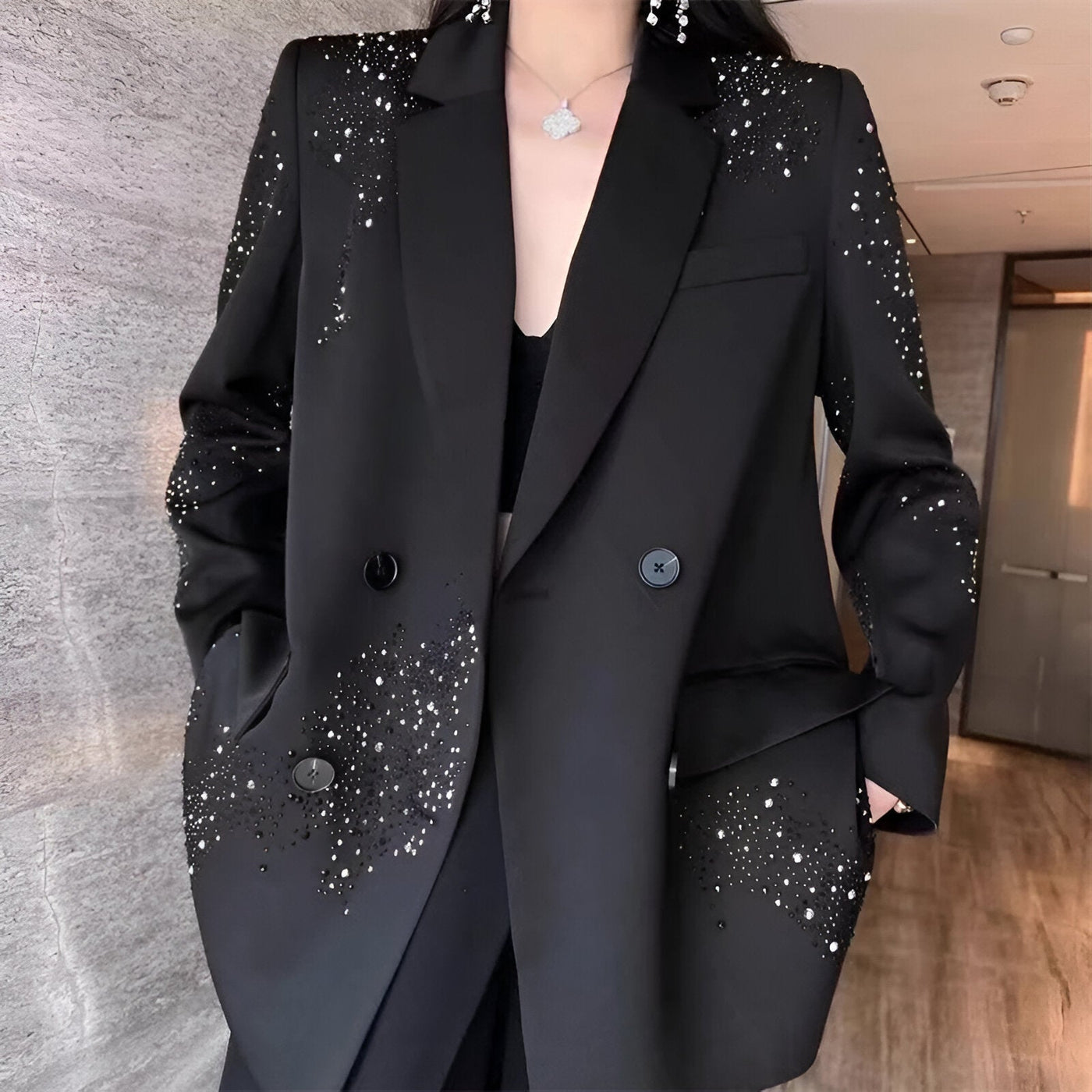 Emanuelle | Funkelnde Eleganz – Strass Schwarzer Blazer
