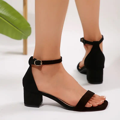 Daphira – Elegante Wildledersandalen mit niedrigem Blockabsatz