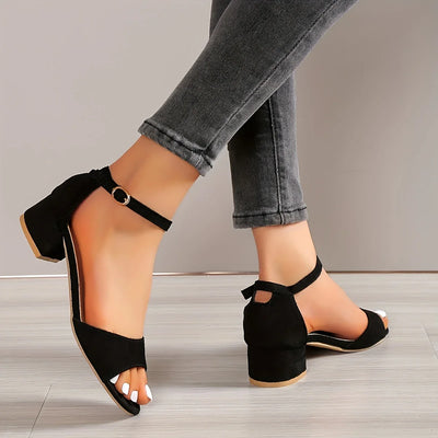 Tirellea – Elegante Sandalen mit niedrigem Blockabsatz und Knöchelriemen