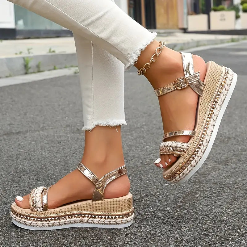 Gene – Metallic-Plateau-Sandalen mit geflochtenem Riemen