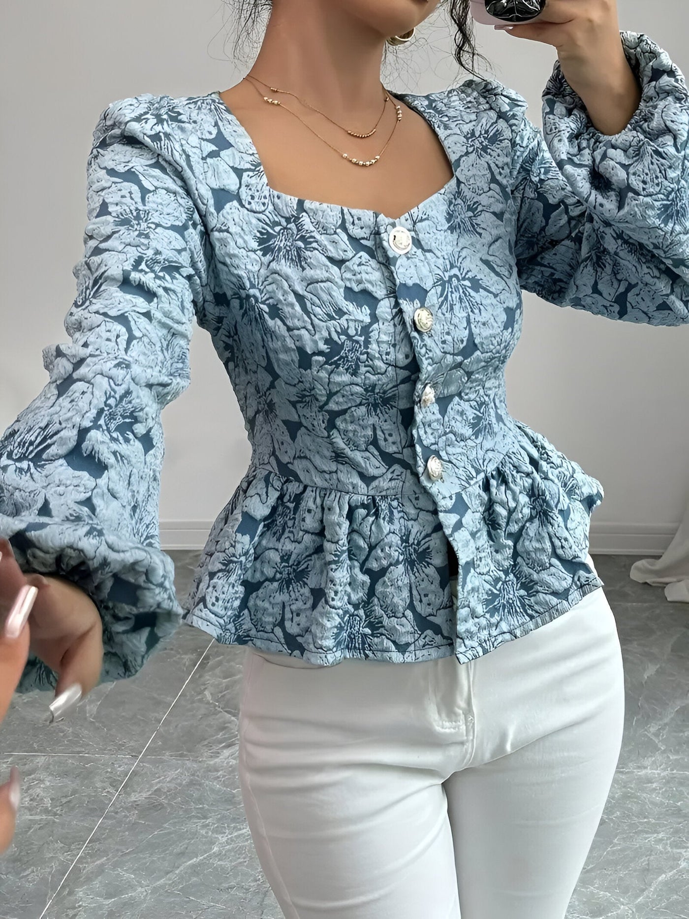 Freesia | Elegante Blumen-Jacquard-Bluse mit Herz-Ausschnitt