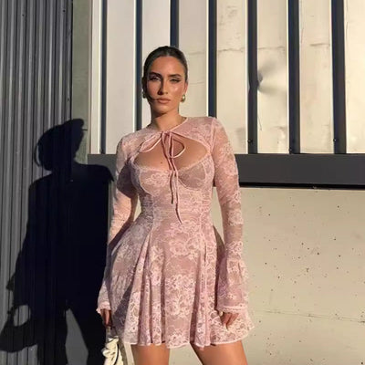 Isidora - Kurzes Spitzenkleid mit langen Ärmeln