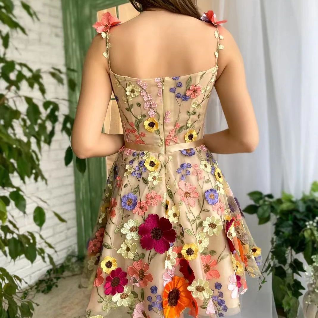 Brisa | Sommerkleid mit geprägter Blumenstickerei