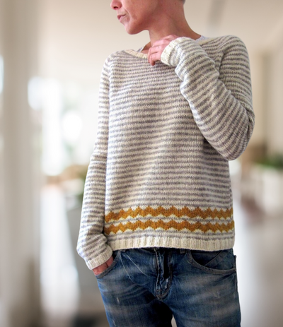 Camel - Gestreifter Pullover mit weitem Halsausschnitt