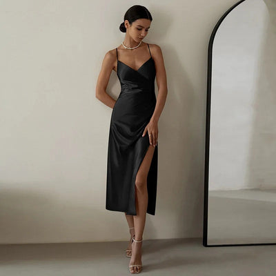 Gigi – Satiniertes Abendkleid mit Schlitz für glamouröse Auftritte