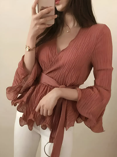 Nicolina | Elegante V-Ausschnitt-Bluse mit Schleife und Rüschen