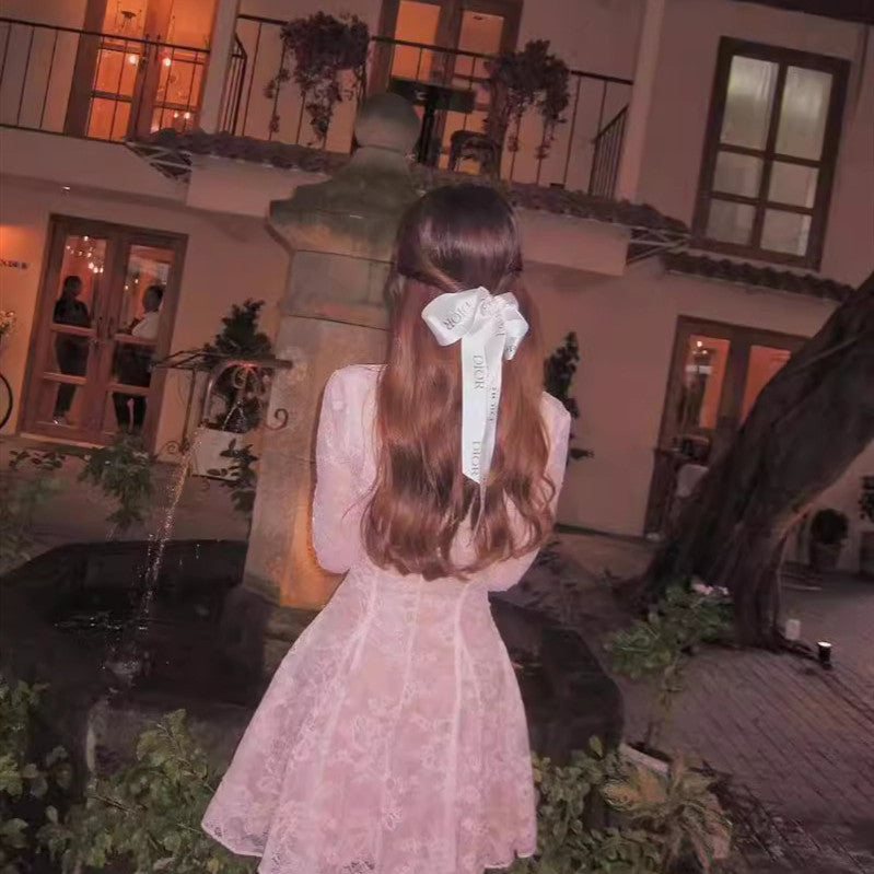 Isidora - Kurzes Spitzenkleid mit langen Ärmeln