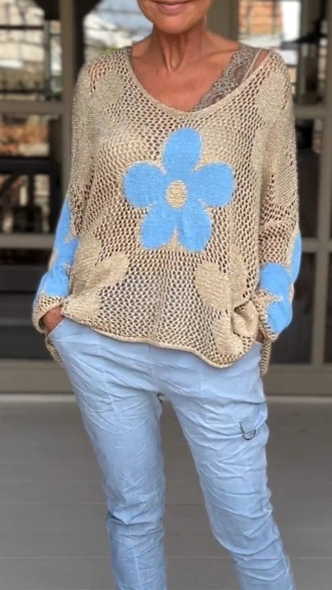 V-Ausschnitt-Strickbluse mit Blumenmuster