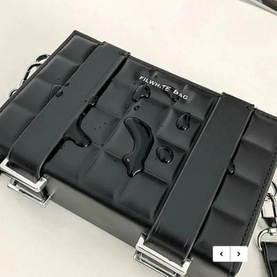 Blake Boxförmige Umhängetasche für Damen – Kompakt, Verstellbarer Gurt, Schwarz von Fadenburg