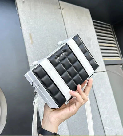 Blake Boxförmige Umhängetasche für Damen – Kompakt, Verstellbarer Gurt, Schwarz von Fadenburg