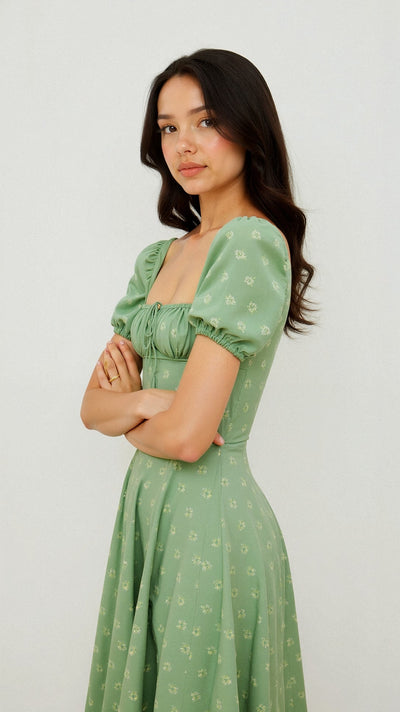 Daniela Midikleid mit quadratischem Halsausschnitt